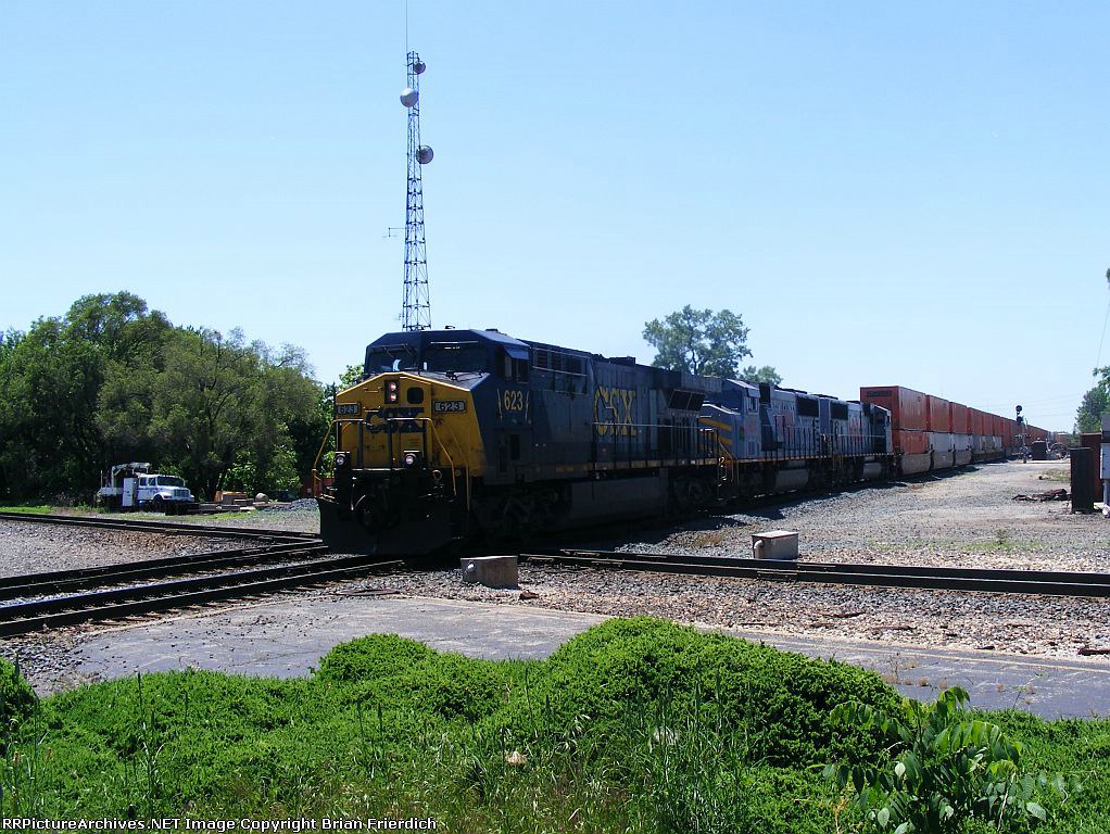 CSX 623 hits the CN Diamonds at Effingham, Il 05-30-09